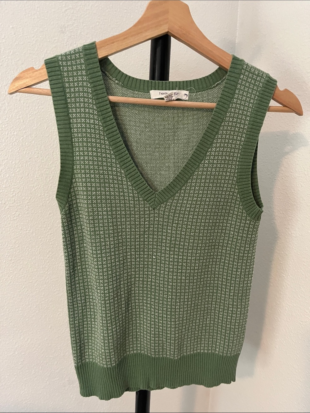 Heritage 1981 Olive Green Knit V-Neck Sleeveless Top